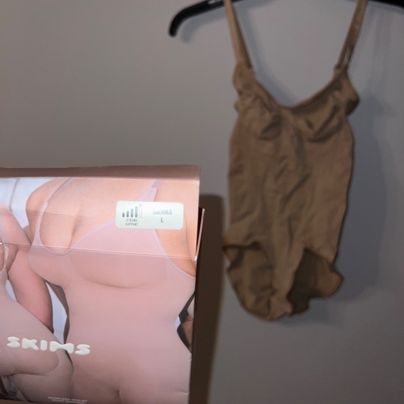 NWT SKIMS SHAPEWEAR BODYSUITS SEAMLESS SCULPT BRIEF BODYSUIT BEIGE SIENNA LARGE - Picture 4 of 7